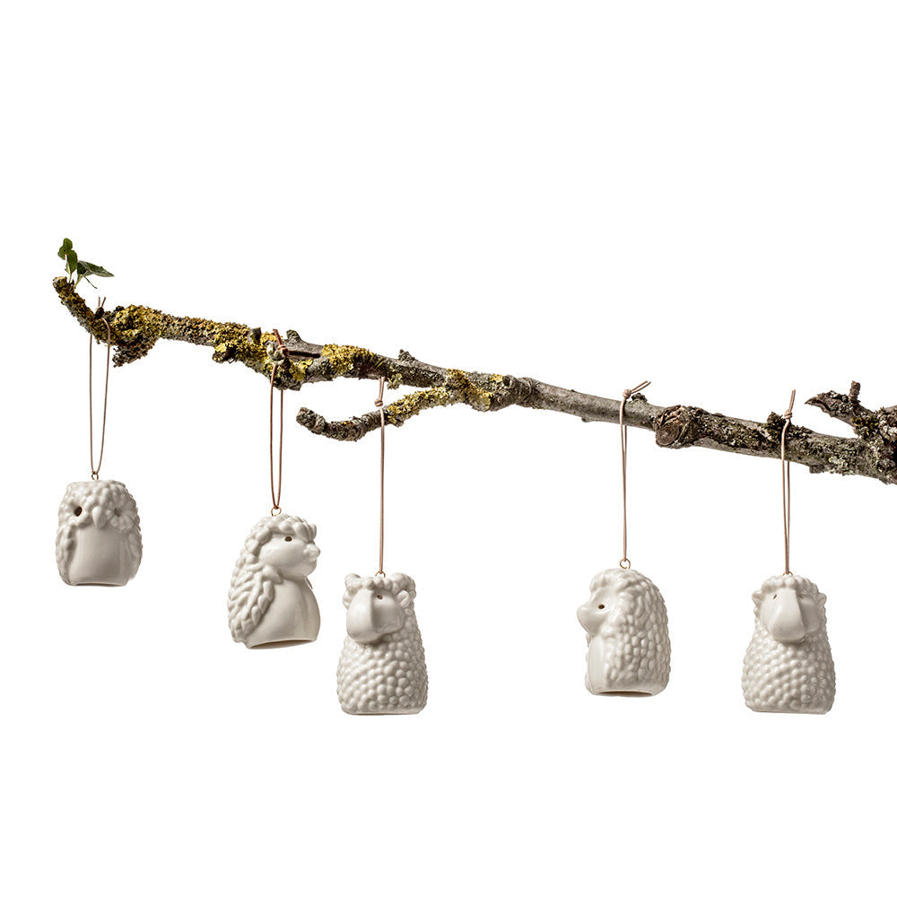 Håndlavede keramik ophæng formet som forskellige dyr. Inden i dyrene hænger et sødt lille hjerte af porcelæn, som giver et fint ring. Ophængning af snor i natur læder. Design af Louise Heisel
