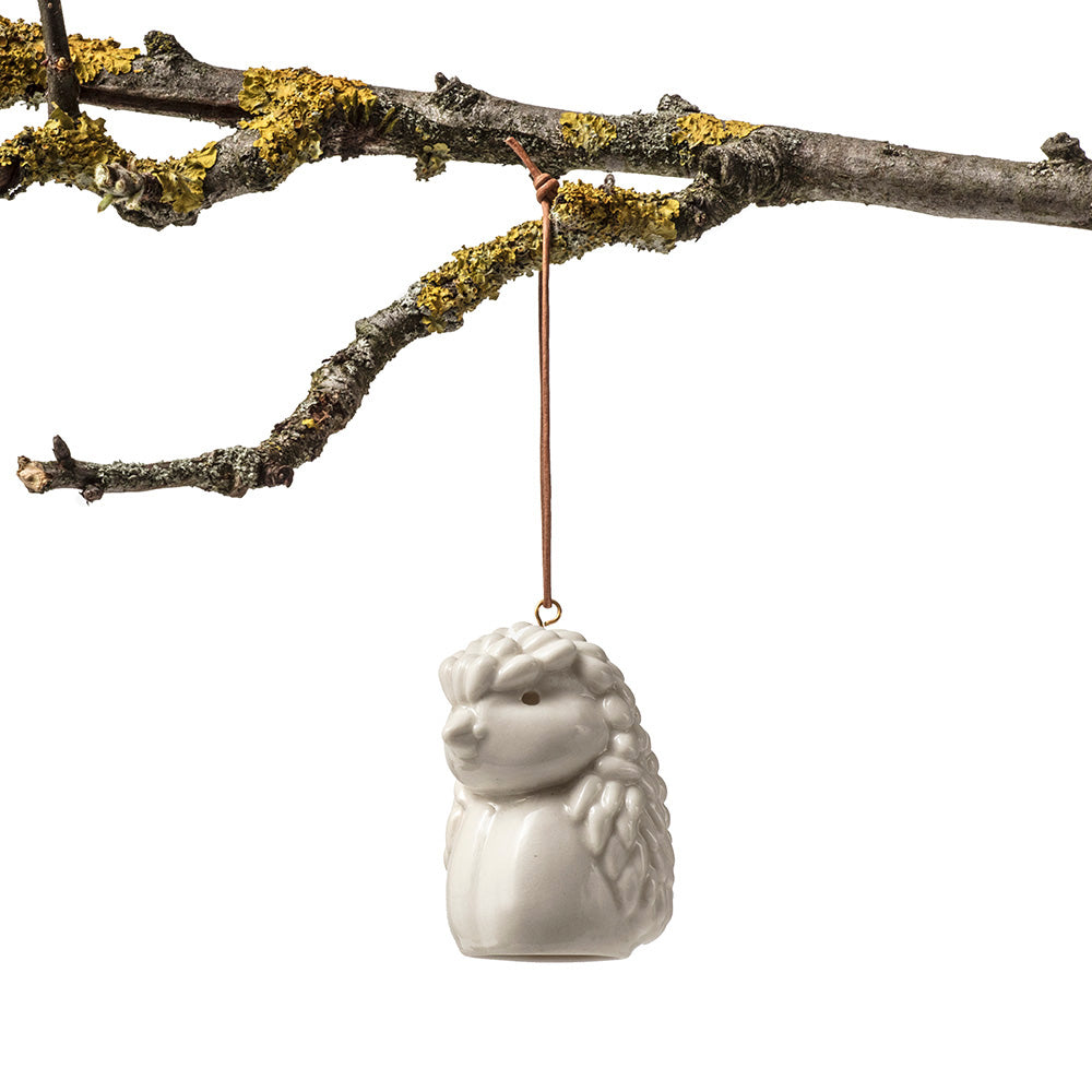 Håndlavet keramik klokke formet som en spurv, med et lille porcelænshjerte inden i, som giver et sødt ring. Ophæng i natur lædersnørre - designet af Louise Heisel