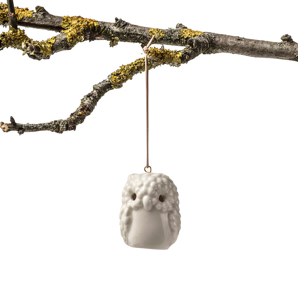 Håndlavet keramik klokke formet som en ugle, med et lille porcelænshjerte inden i, som giver et fint ring. Ophæng i natur lædersnørre - designet af Louise Heisel