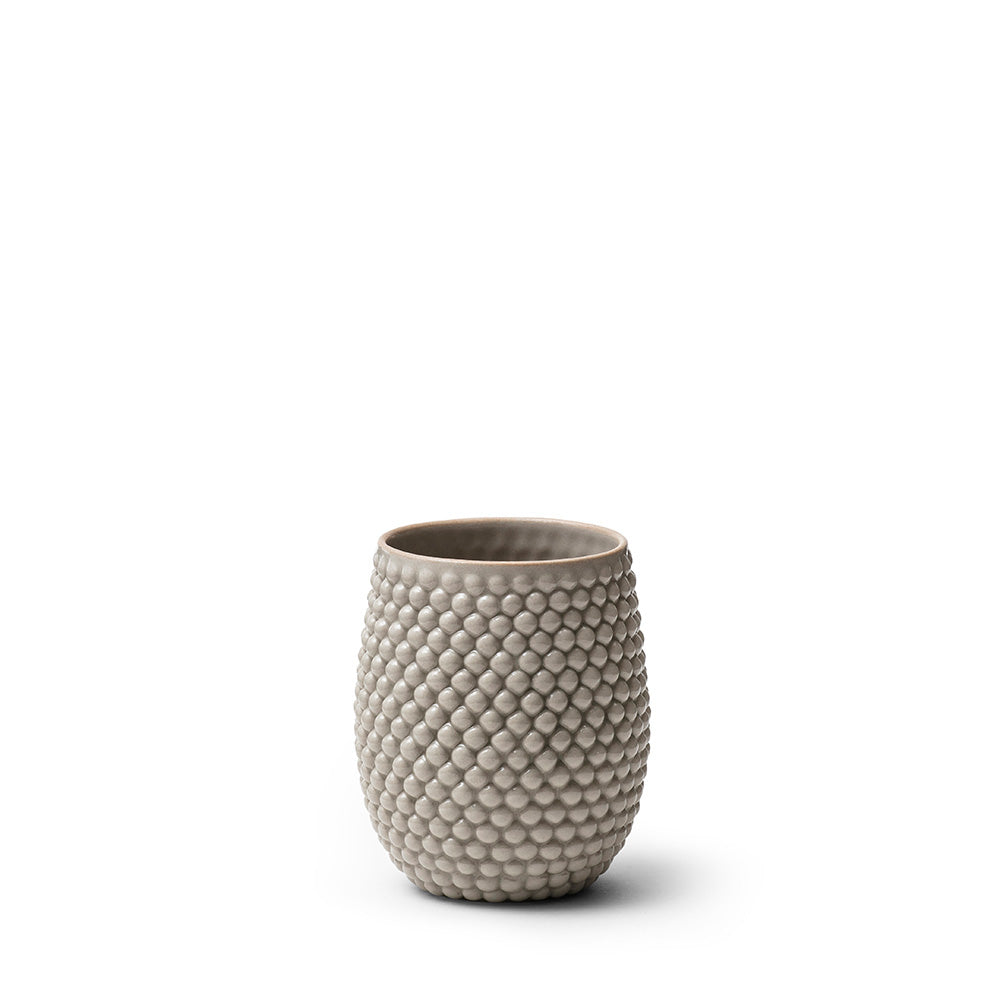 Håndlavet keramik krus i farven beige med en blank glasur og bobler på overfladen. God både som kaffekop og tekrus