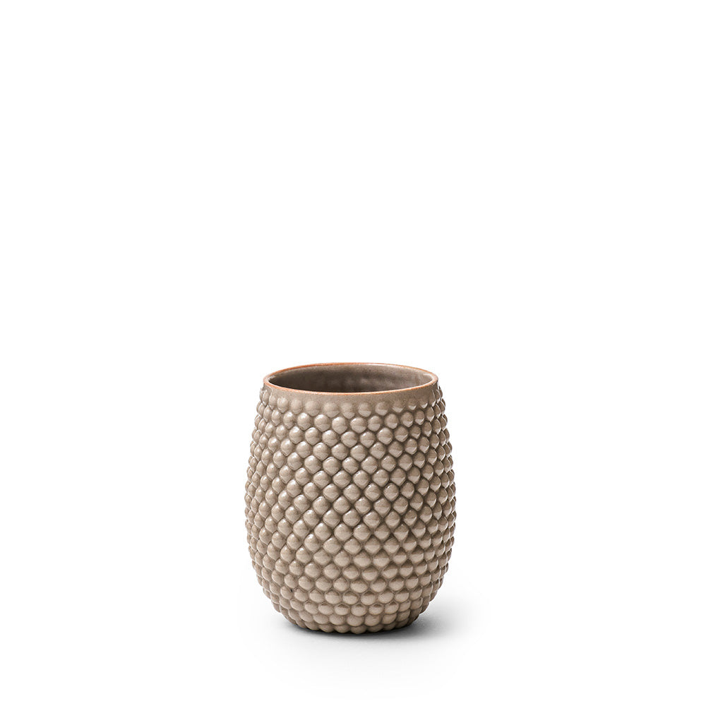 Håndlavet keramik krus i farven beige med en blank glasur og bobler på overfladen. God både som kaffekop og tekrus