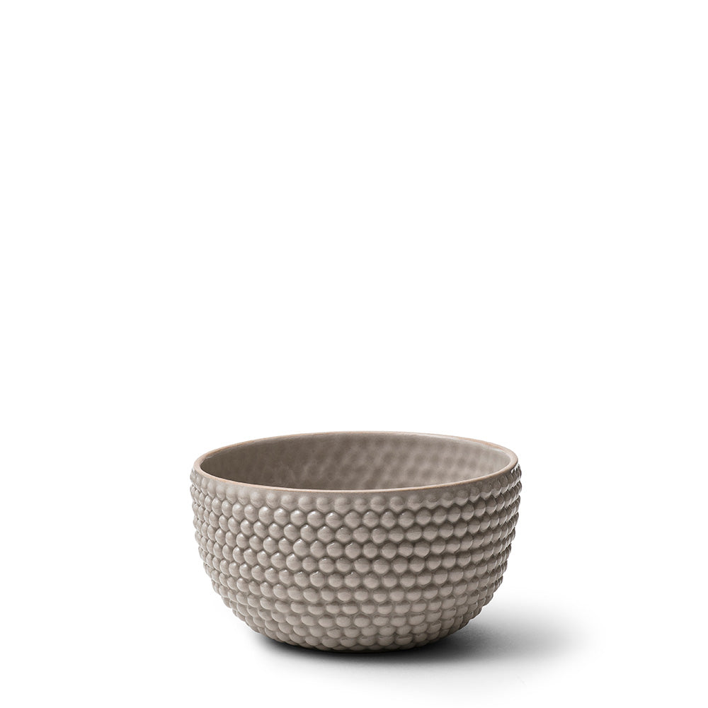 Keramik skål i beige med blank glasur, håndlavet og designet af Louise Heisel