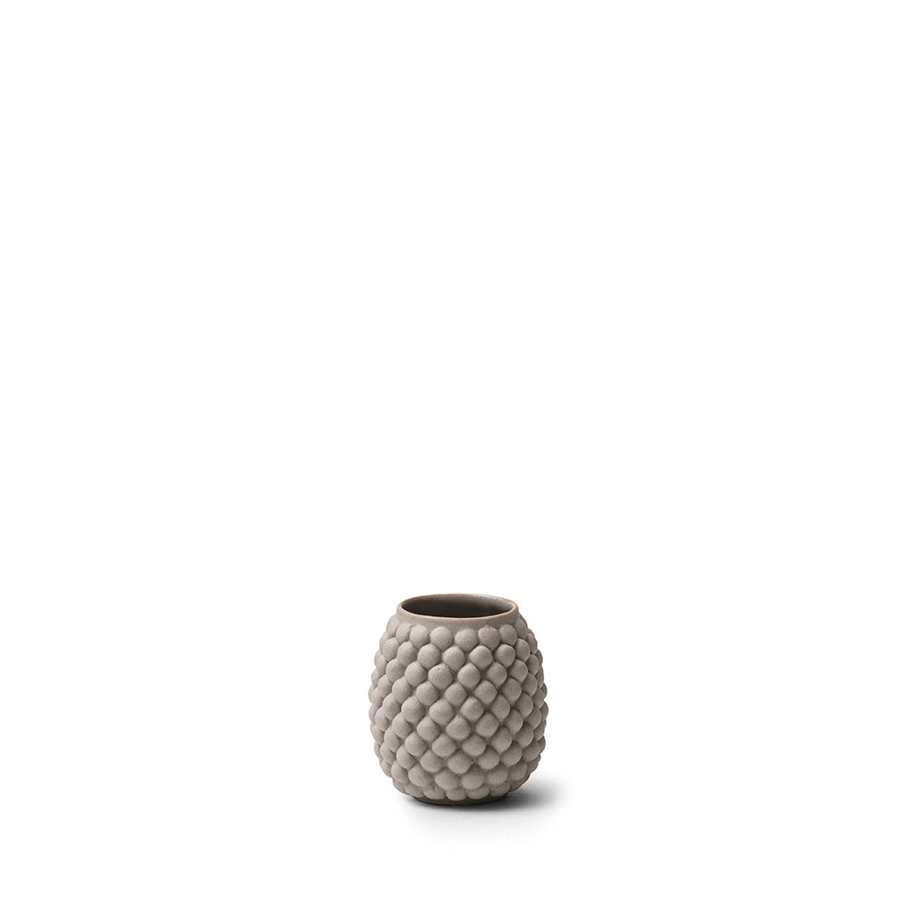 Keramik vase med bobler i mat beige, 6,5cm høj, håndlavet og designet af Louise Heisel