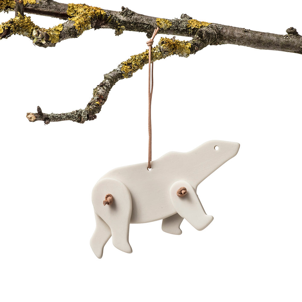 Ornament, pynt til ophæng formet som en isbjørn med bevægelige ben og lædersnørre - designet af Louise Heisel