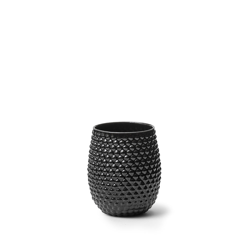 Håndlavet keramik krus i farven sort med en blank glasur og bobler på overfladen. God både som kaffekop og tekrus