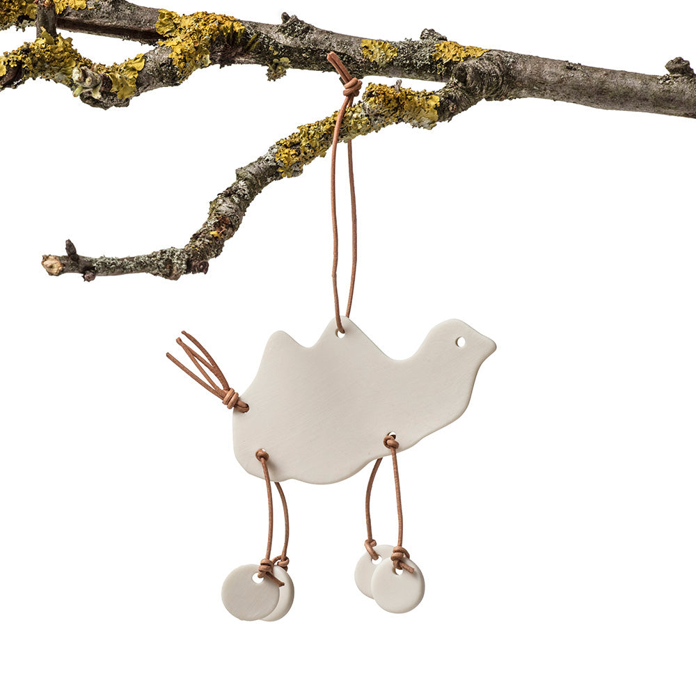 Ornament, pynt til ophæng formet som en kamel med dingleben og lædersnørre - designet af Louise Heisel